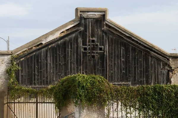 Toegang Tot Huis Links Met Roosters Vol Vegetatie — Stockfoto