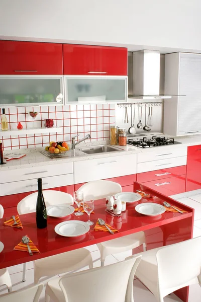 Чистая Современная Красная Кухня — стоковое фото