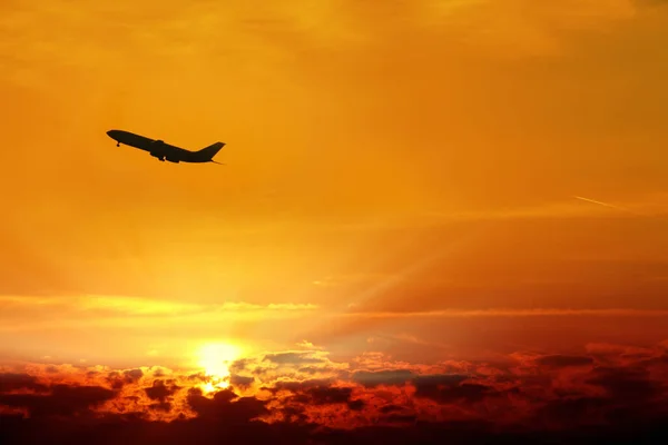 Silhouetted Vuelo Avión Comercial Sobre Puesta Del Sol —  Fotos de Stock