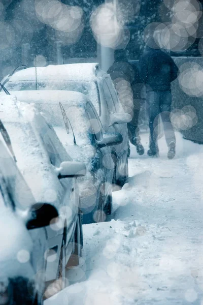 Menschen Laufen Unter Schneefall Auf Stadtstraße — Stockfoto