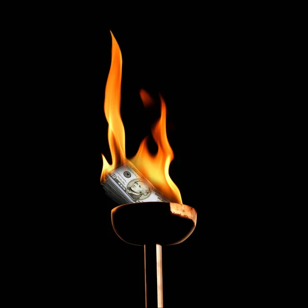 在燃烧的火把中烧钱的特写镜头 — 图库照片