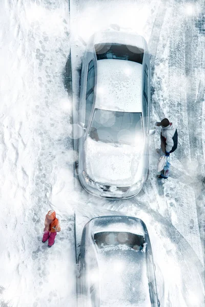 高耸的白雪覆盖的街道 — 图库照片