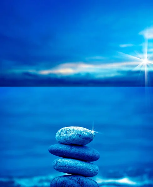 Крупным Планом Снимок Каменной Груды Над Морем Утренним Небом — стоковое фото