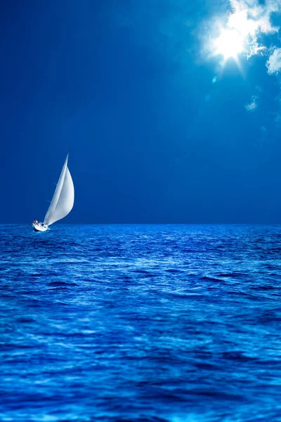 Meereslandschaft Bild Eines Segelbootes Auf Dem Meer Über Dem Sonnigen — Stockfoto