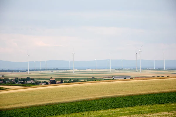 Vlakke Landbouwgrond Landschap Met Windwielen Huizen Achtergrond Met Bewolkte Lucht — Stockfoto