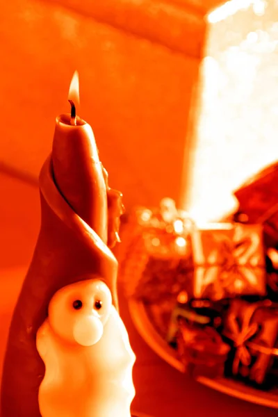 圣诞期间圣诞老人蜡烛和礼品盒的形象 — 图库照片