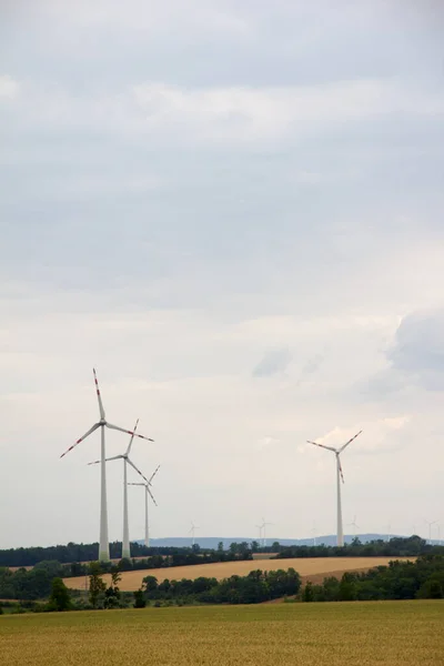 Paisagem Com Turbinas Eólicas Céu Nublado Início Verão — Fotografia de Stock
