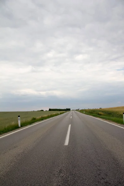 Carretera País Plano Con Turbinas Lugar Viento Horizonte Cielo Nublado —  Fotos de Stock