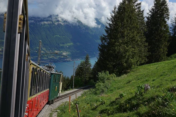 スイスのブリエンツ湖の上の電気コグ鉄道で — ストック写真