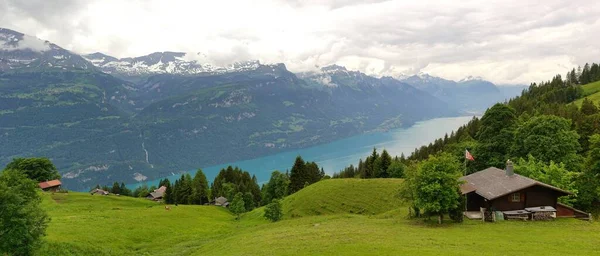 Varias Cabañas Sobre Lago Brienz Con Vistas Las Montañas Turbia — Foto de Stock