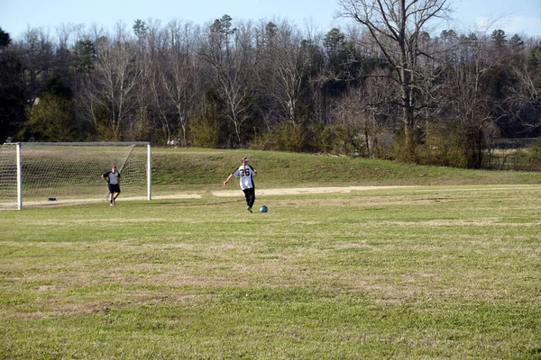 Dwie Dziewczyny Grające Piłkę Boisku — Zdjęcie stockowe