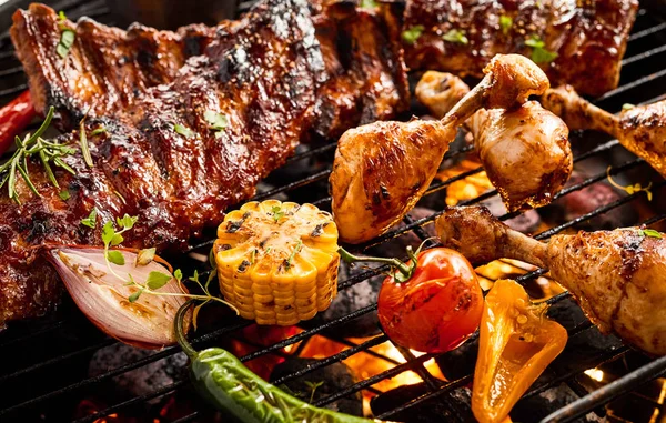 Porções Costelas Sobressalentes Picantes Pernas Frango Grelhando Sobre Fogo Quente — Fotografia de Stock