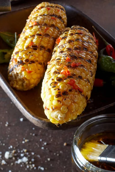 Vegetarische Vegetarische Bbq Maaltijd Barbecue Maïs Met Chili Saus Voor — Stockfoto