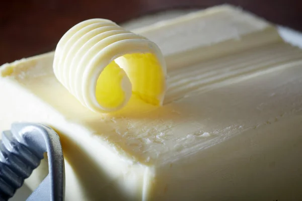 マクロとしてカールと新鮮な国の自家製バターのピースやブロックやクローズアップ撮影 — ストック写真