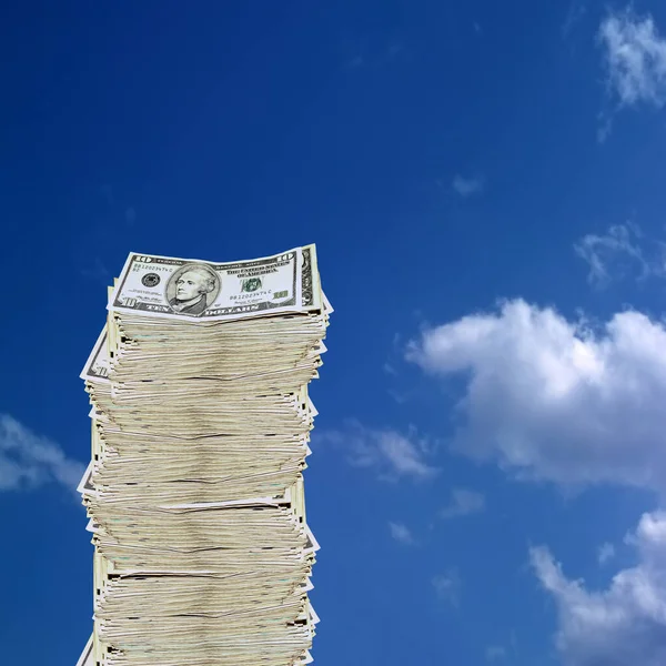 青い空を背景にしたドル紙幣の概念的なイメージ — ストック写真