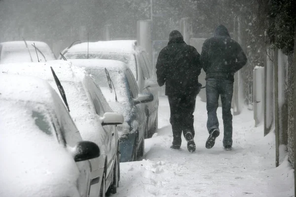 Menschen Laufen Unter Schneefall Auf Stadtstraße — Stockfoto