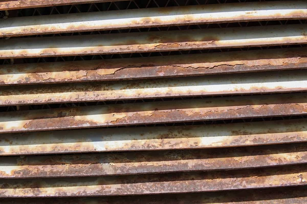 Una Pared Ladrillo Con Una Rejilla Hierro Oxidada Ella —  Fotos de Stock