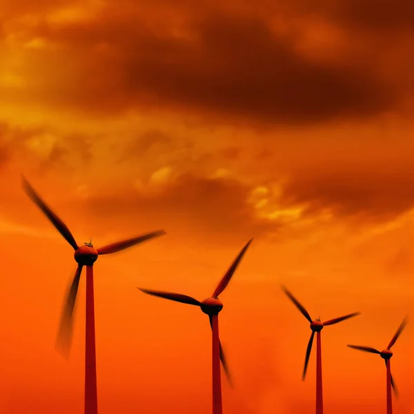 风力涡轮机在落日的天空 — 图库照片