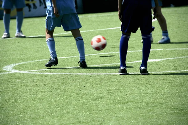 Män Spelar Fotboll Gröna Fältet — Stockfoto