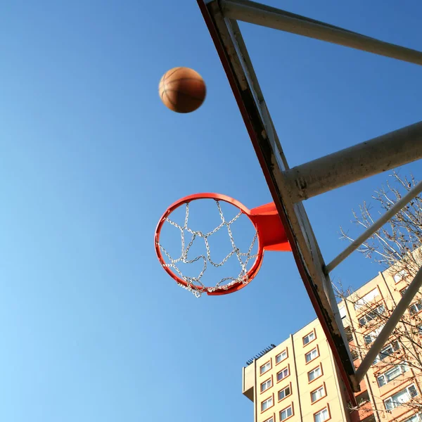 Obraz Basketbalové Mísy Míče Budov — Stock fotografie