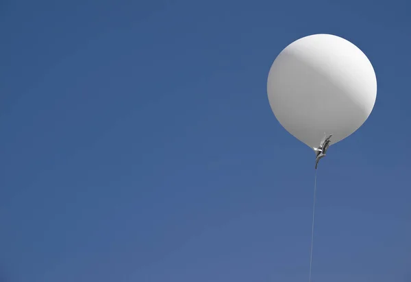 一个空白的白色气球 上面有文字的空间 覆盖着晴朗的蓝色夏日的天空 — 图库照片