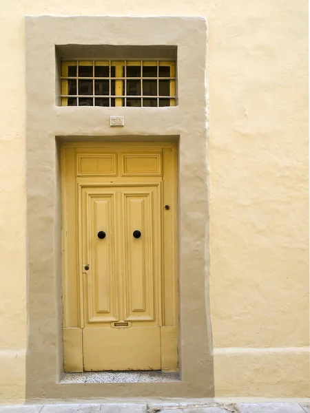 Странная Однопанельная Дверь Мдине Сфабрикована Таким Образом Напоминать Традиционную Дверь — стоковое фото