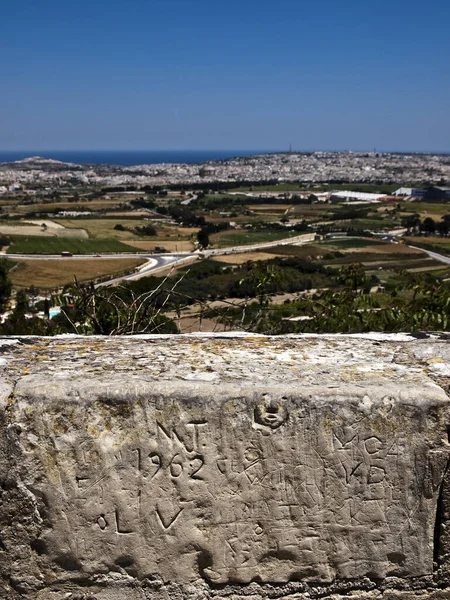 Γκράφιτι Και Επιγραφές Ένα Μεσαιωνικό Τοίχο Ασβεστόλιθου Θέα Της Μάλτας — Φωτογραφία Αρχείου