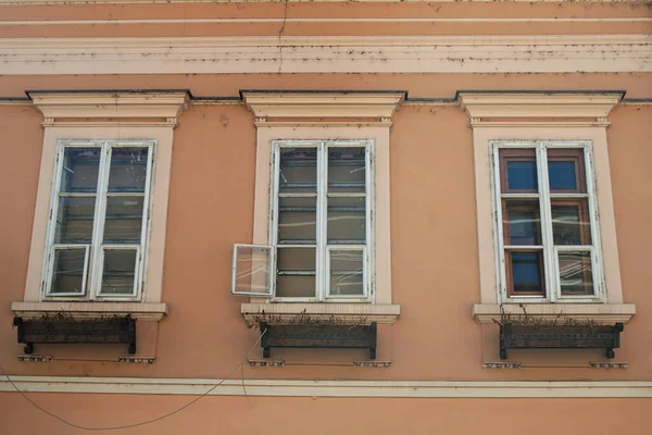 Okna Starym Odrestaurowanym Budynku Xix Wieku — Zdjęcie stockowe