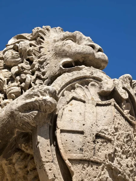 Egyik Kőoroszlán Őrzi Mdina Középkori Városának Kapuját Máltán — Stock Fotó