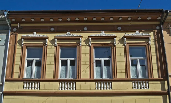 Windows Old Restored 19Th Century Building — Stock Photo, Image