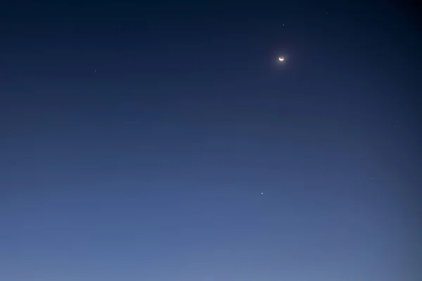 Schöner Blauer Himmel Und Mondsichel Kurz Vor Sonnenaufgang — Stockfoto