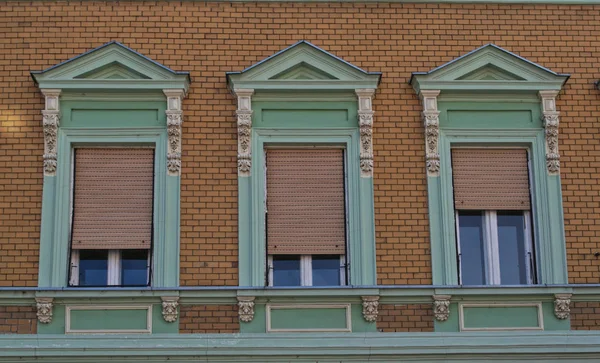 Okna Starym Odrestaurowanym Budynku Xix Wieku — Zdjęcie stockowe
