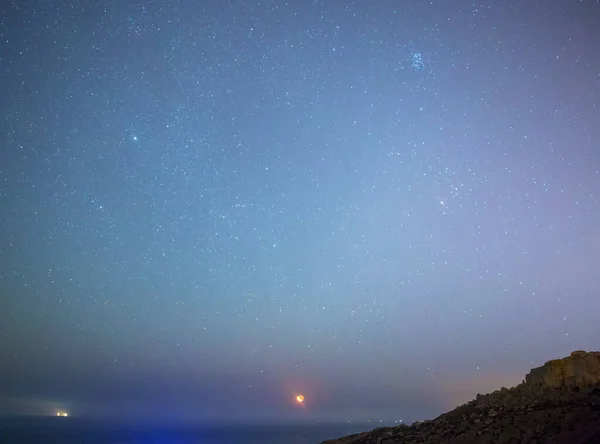 Luna Media Levanta Sobre Bahía Mgiebah Malta — Foto de Stock