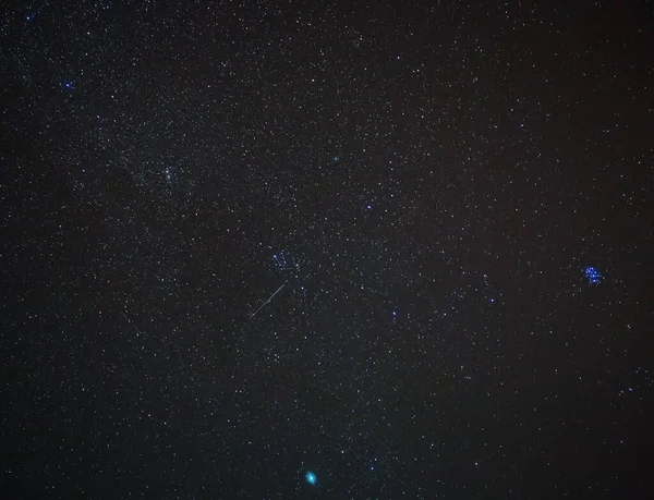 Meteoro Perséide Atravessa Céu Perto Pleiades — Fotografia de Stock