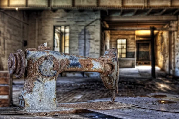 Una Vieja Oxidada Máquina Coser Industrial Situada Edificio Ruinas — Foto de Stock