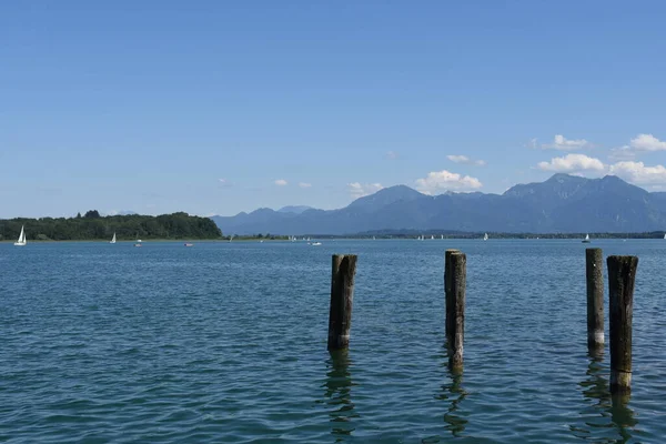 山を背景に澄んだ海の水 — ストック写真