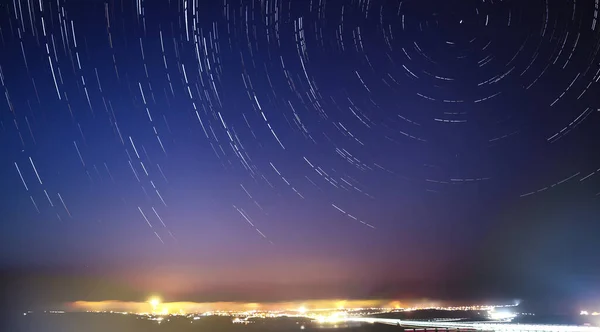 Imagem Exposição Extrema Longa Mostrando Trilhas Estelares Céu — Fotografia de Stock