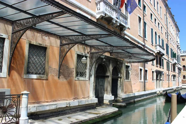 Σπίτι Πόρτες Στο Κανάλι Βενετία — Φωτογραφία Αρχείου