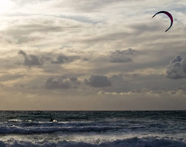 Golden Bay Malta Ene 2010 Hombre Disfrutando Del Kitesurf Golden — Foto de Stock