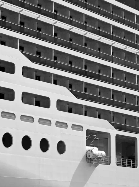 現代のクルーズ客船のモノクロームの抽象的な詳細 — ストック写真