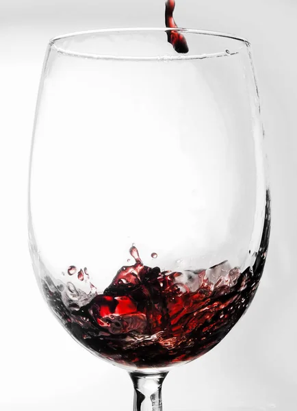 Vinho Merlot Tinto Derramando Copo Vinho — Fotografia de Stock