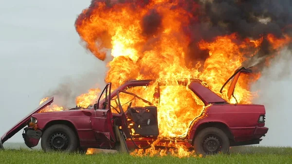 Czerwony Samochód Płonący Otwartym Polu Blown Samochód — Zdjęcie stockowe