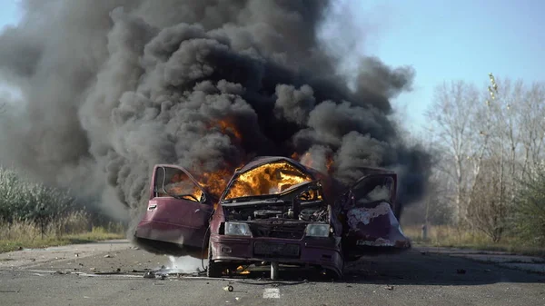 Brennendes Auto Auf Der Straße Verkehrsunfall Feuer Und Rauch — Stockfoto