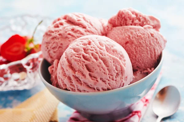 Bowl Tasty Strawberry Fruit Ice Cream Dessert — Stock Photo, Image