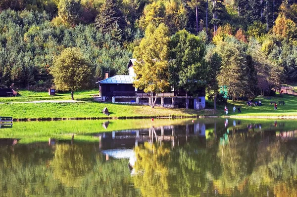 Chalé Por Lago Eslováquia — Fotografia de Stock