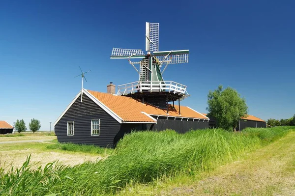 Schilderachtig Uitzicht Landschap Met Windmolengebouw — Stockfoto