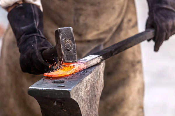 Herrero Trabajando Metal Yunque Forjar Tiro Detalle Alta Velocidad — Foto de Stock