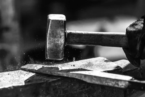 铁匠锻造厂加工的金属的详细照片 — 图库照片