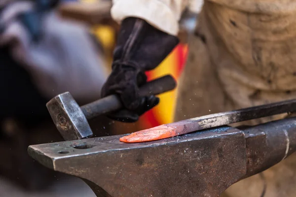 Detalle Plano Metal Siendo Trabajado Una Forja Herrería — Foto de Stock