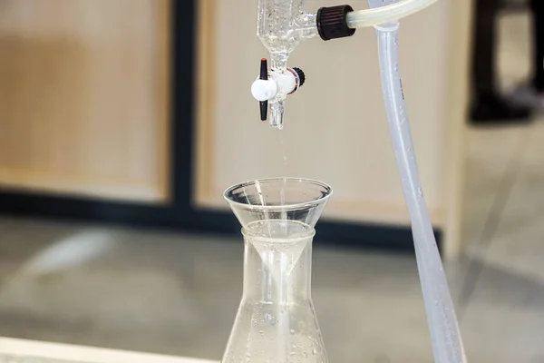化学実験室用ガラス製品や作業機器の詳細 — ストック写真